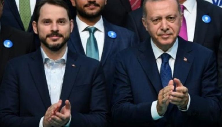 الرئيس التركي مع صهره وزير المالية