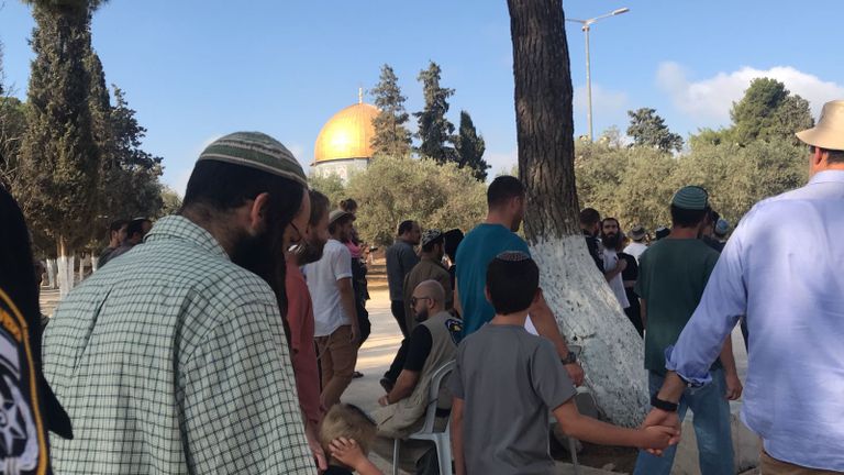 قطعان من المستوطنين يقتحمون ساحات الأقصى تحت حماية شرطة الاحتلال