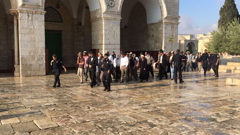 قطعان من المستوطنين يقتحمون ساحات الأقصى تحت حماية شرطة الاحتلال