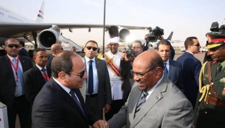 الرئيس المصري عبدالفتاح السيسي ونظيره السوداني عمر البشير