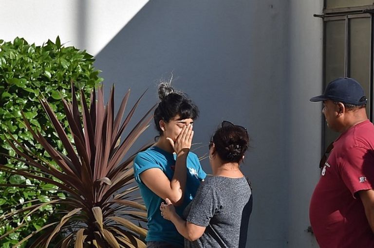 إحدى الرهائن بعد خروجها من المتجر - أ. ف. ب الشرطة في موقع الحادث - أ.ف.ب