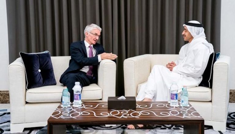 الشيخ عبدالله بن زايد آل نهيان خلال اللقاء مع وكيل الأمين العام للأمم المتحدة للشؤون الإنسانية
