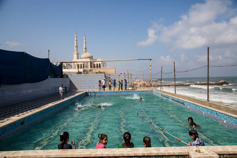 أكاديمية خاصة لتعليم الأطفال السباحة في قطاع غزة فاطيما أبو شيديج السباحة الفلسطينية