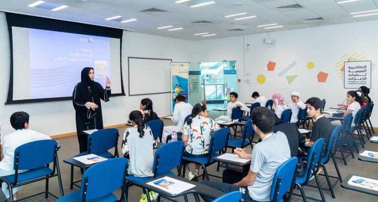 شما بنت سهيل فارس المزروعي، وزيرة الدولة الإماراتية لشؤون الشباب