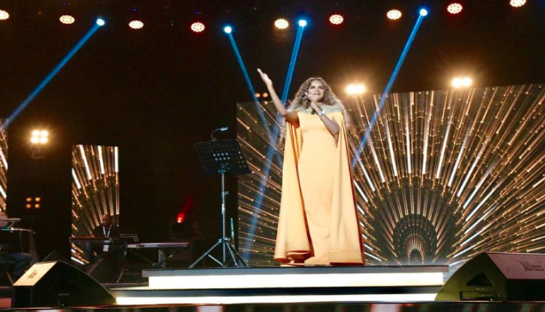 الفنانة السعودية وعد تتألق في الحفل النسائي الأول في أبها