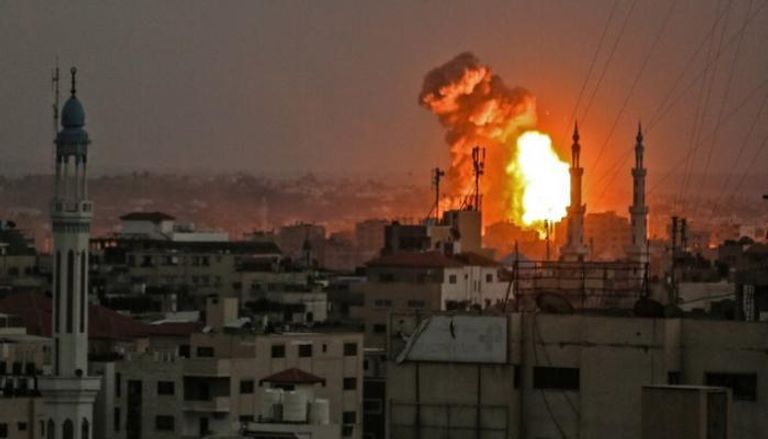 أعمدة الدخان تتصاعد جراء قصف الاحتلال الإسرائيلي غزة - أرشيف صورة توضح الدمار والخراب جراء الغارات الإسرائيلية على غزة