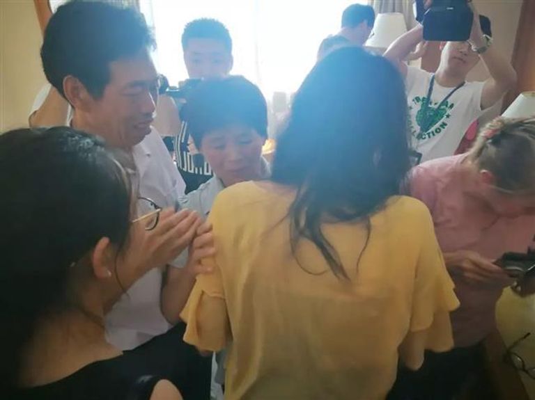 الفتاة الصينية تلتقي عائلتها بعد غياب 22 عاما