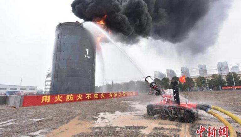روبوت صيني يشارك في عمليات إطفاء الحرائق