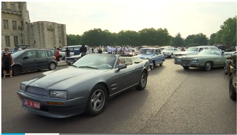 موكب سيارات كلاسيكية بشوارع باريس