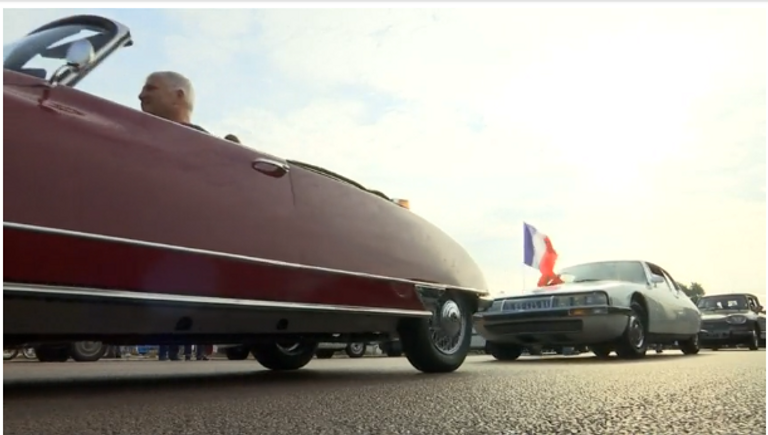 موكب سيارات كلاسيكية بشوارع باريس