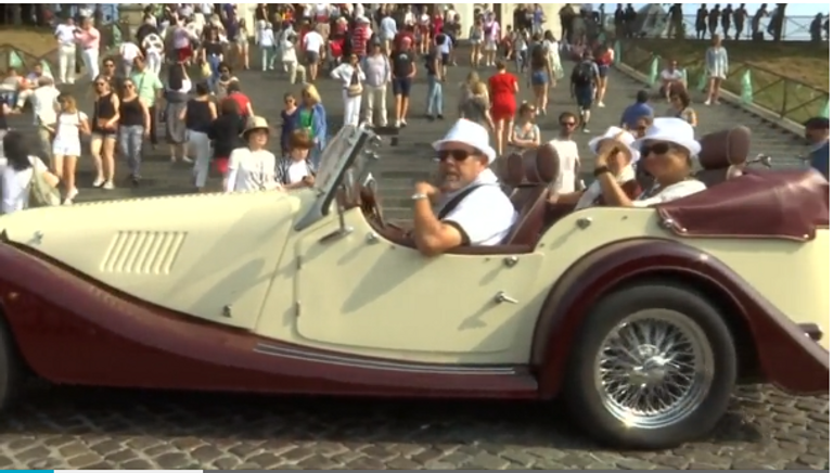 موكب سيارات كلاسيكية بشوارع باريس