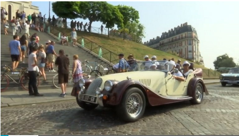 موكب سيارات كلاسيكية بشوارع باريس