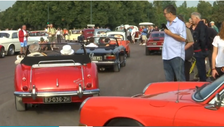 موكب سيارات كلاسيكية بشوارع باريس