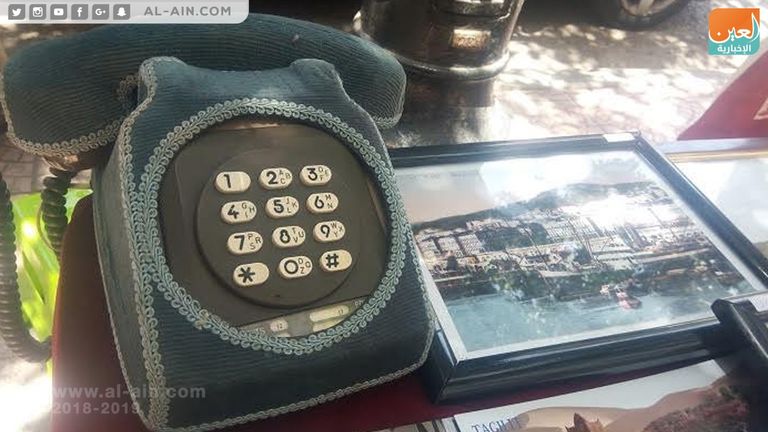 هاتف منزلي قديم أوراق نقدية عربية قديمة