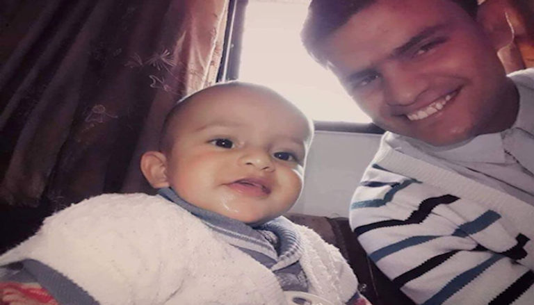 الشهيد الفلسطيني شعبان أبو خاطر مع ابنه بكر