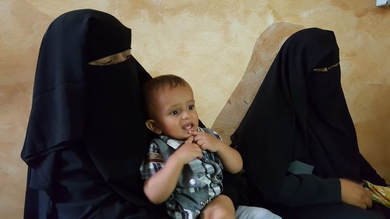 الشهيد الفلسطيني شعبان أبو خاطر مع ابنه بكر