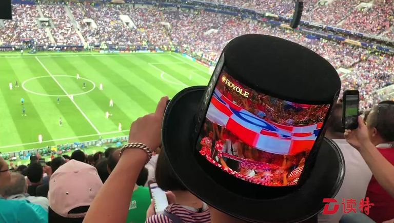 شركة صينية تطور شاشات تليفزيونية يمكن لصقها على الملابس والقبعات