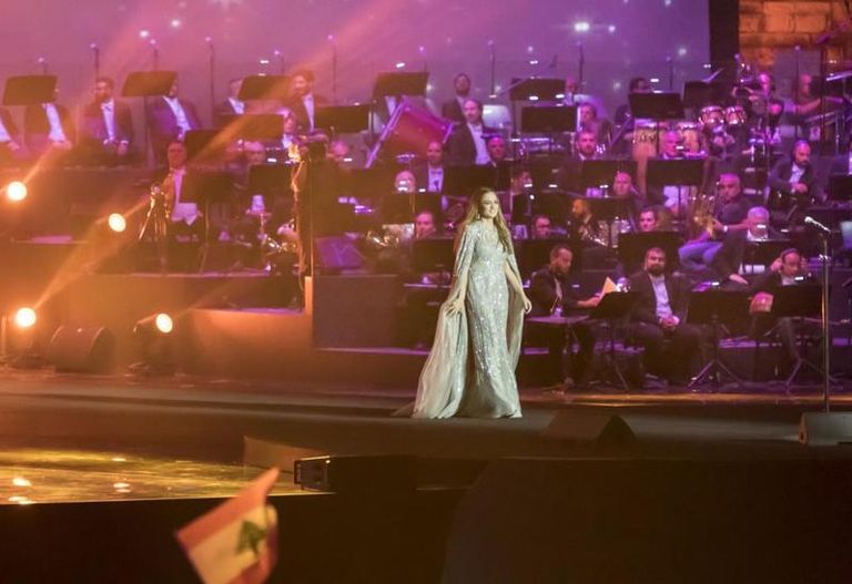 المطربة جوليا بطرس تغني في حفل جماهيري في الجنوب اللبناني