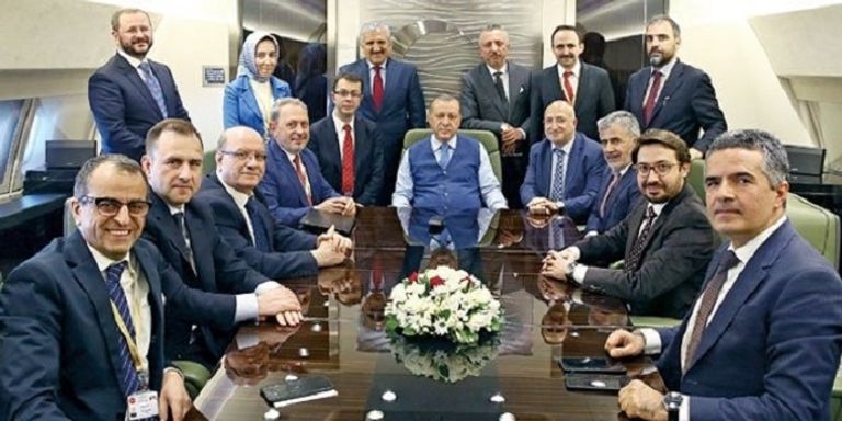 أردوغان مع قيادات الشركة التركية أردوغان مع مديري شركة ليماك التركية