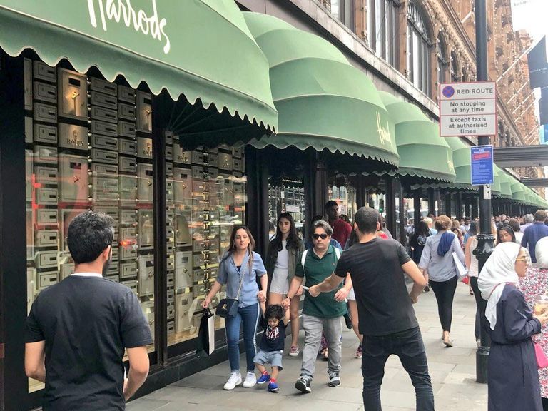 بريطانيون ضد الإرهاب القطري يوزعون منشورات رفضا لزيارة تميم