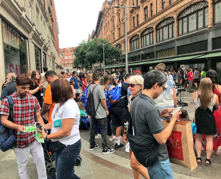 بريطانيون ضد الإرهاب القطري يوزعون منشورات رفضا لزيارة تميم