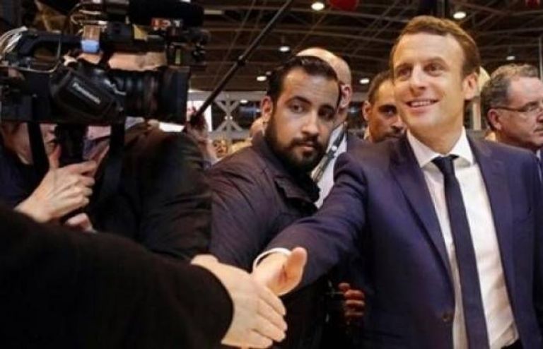 بينالا أثناء حراسته لماكرون ماكرون وحارسه الشخصي ألكسندر بينالا