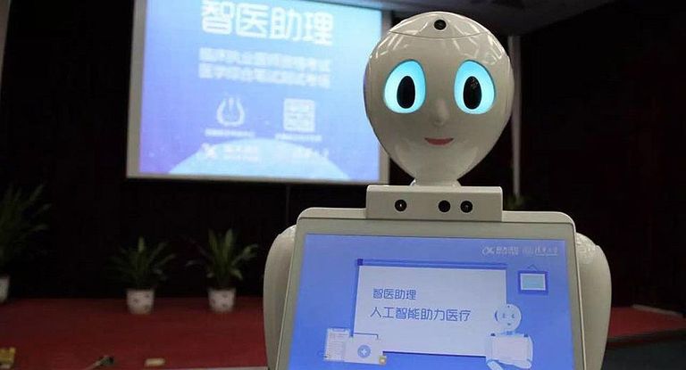 الروبوت الطبيب هل ينافس الطبيب البشري؟