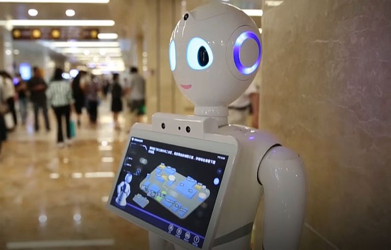 الروبوت الطبيب هل ينافس الطبيب البشري؟