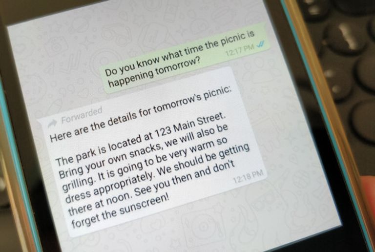 واتساب Whatsapp يخبر المستخدمين مصدر الرسالة المعاد تمريرها واتساب تحارب الأخبار الزائفة