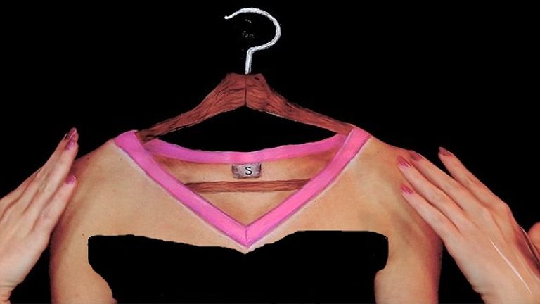 فتاة صربية تخفي وجهها ورقبتها بالمكياج