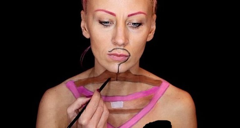 فتاة صربية تخفي وجهها ورقبتها بالمكياج