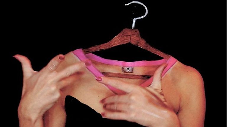 فتاة صربية تخفي وجهها ورقبتها بالمكياج