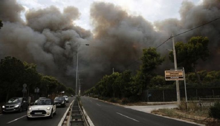 سيارات تحاول التوجه إلى المدينة بعيدا عن حرائق الغابات حرائق غابات في اليونان