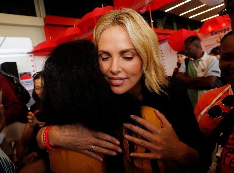 النجمة تارليز ثيرون خلال مشاركتها في مؤتمر دولي حول الإيدز