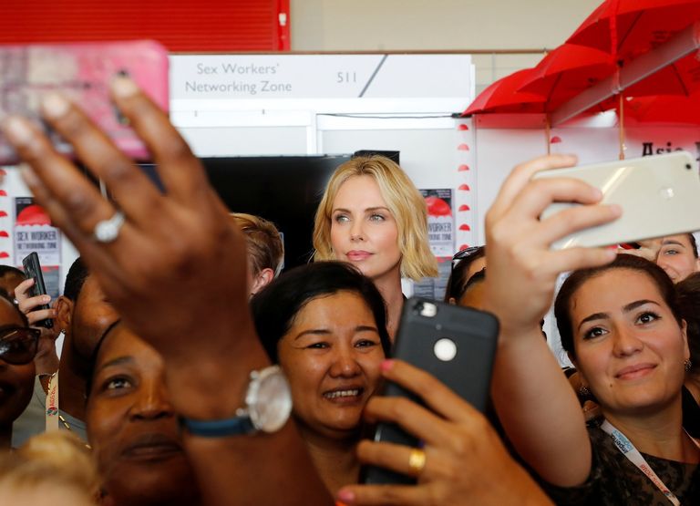 النجمة تارليز ثيرون خلال مشاركتها في مؤتمر دولي حول الإيدز