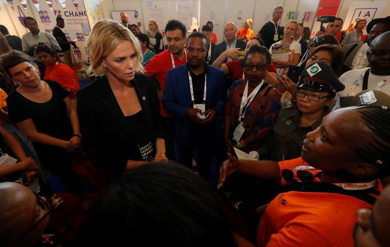 النجمة تارليز ثيرون خلال مشاركتها في مؤتمر دولي حول الإيدز