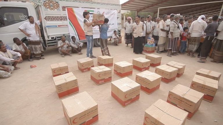 الهلال الأحمر الإماراتي يرسل قافلة لأهالي دمون في مديرية تريم اليمنية