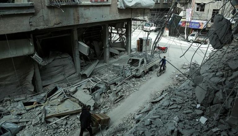 آثار الدمار في الغوطة الشرقية جراء غارات النظام السوري- أ.ف.ب