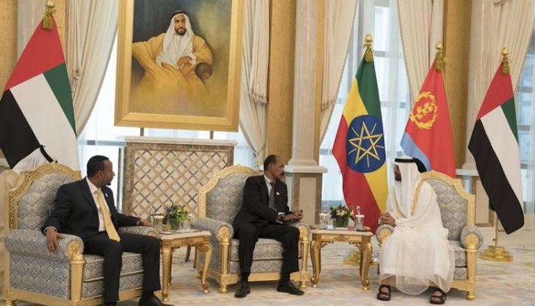 الشيخ محمد بن زايد آل نهيان خلال لقاء رئيس إريتريا ورئيس وزراء إثيوبيا