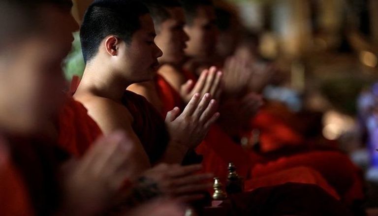 أثناء ترسيم فتية الكهف رهبانا بوذيين
