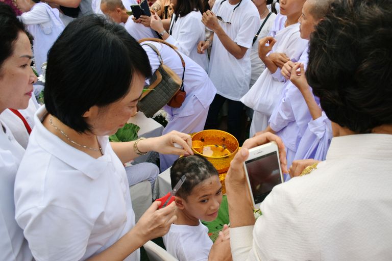 أثناء ترسيم فتية الكهف رهبانا بوذيين