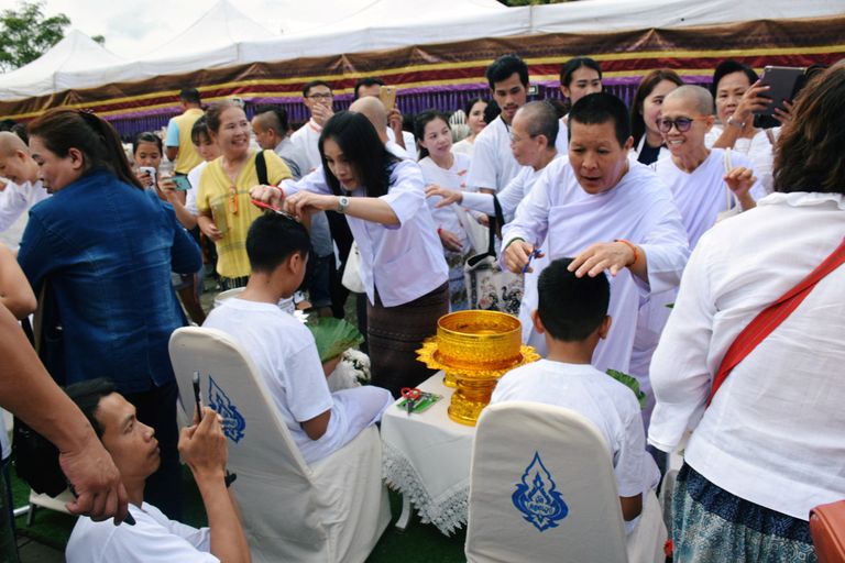 أثناء ترسيم فتية الكهف رهبانا بوذيين