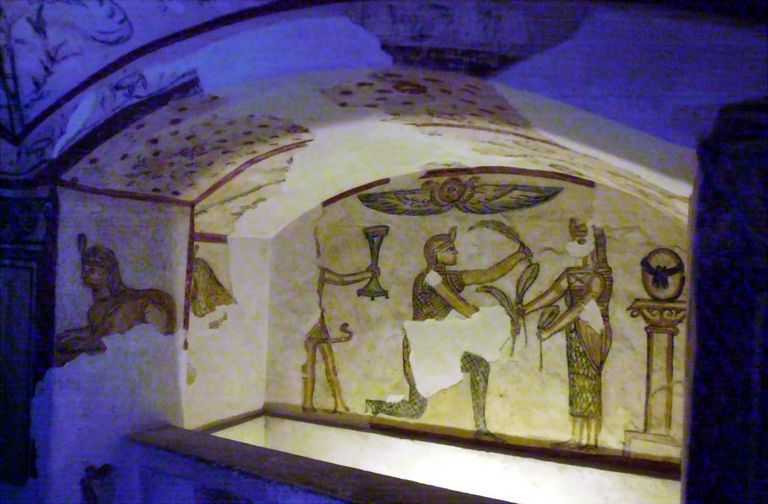 نقوش جدارية من مقابر كوم الشقافة