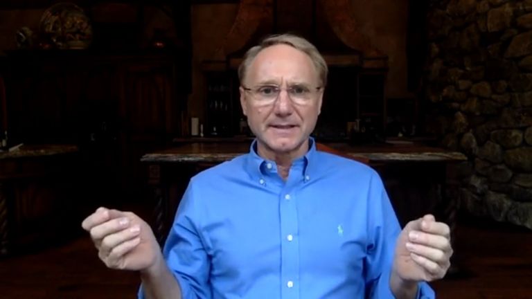 لقطة من اللقاء المباشر للروائي دان براون مع جمهوره عبر فيسبوك  الروائي الأمريكي دان براون