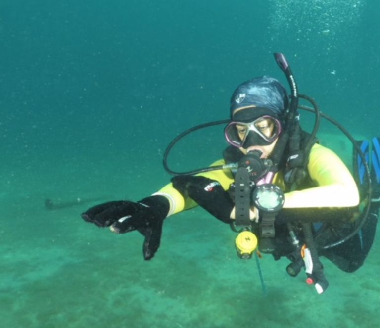 صورة لإحدى المتدربات في فريق "محيطات عائشة"