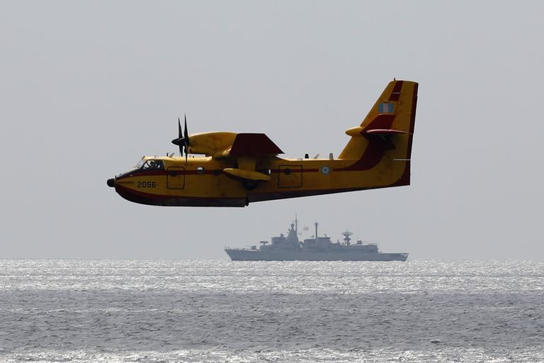 عمليات بحث في الساحل اليوناني رجال الإطفاء في اليونان