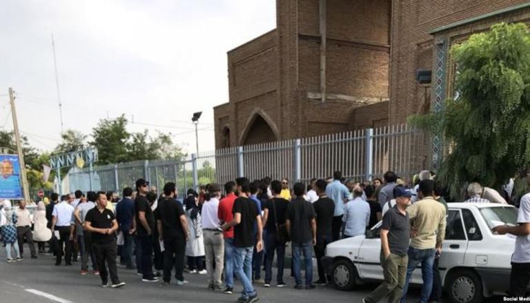 إيران تمنع إحياء ذكرى "شاعر الحرية" 