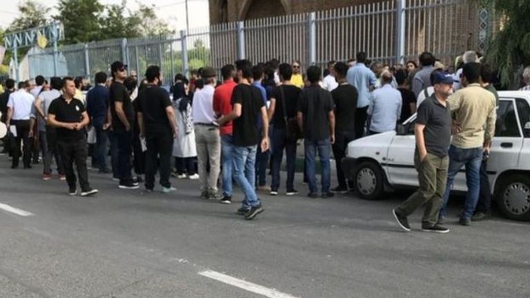 محبو شاملو في محيط الضريح إيران تمنع إحياء ذكرى "شاعر الحرية"