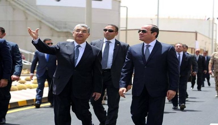 السيسي ووزير الكهرباء المصري خلال افتتاح المحطات الجديدة