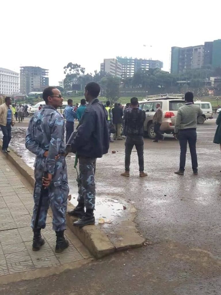 توافد عشرات الإثيوبيين إلى المكان الذي وجد فيه بيكلي وسط أجواء من الحزن والصدمة مدير مشروع سد النهضة سمنجو بقلي